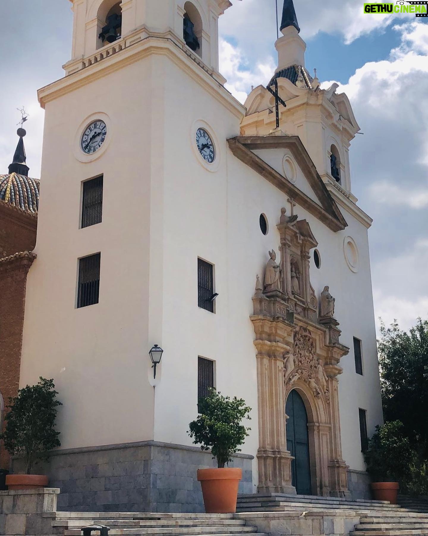 Sandra Díaz Arcas Instagram - Cuando vinimos aquí, Agus ni siquiera me había pedido matrimonio aún. Yo quería que conociera nuestro Santuario de La Fuensanta y ver si le parecía un sitio tan bonito y especial como a mí. Porque una cosa sí tenía clara. Si alguna vez me casaba, lo haría ahí y con él. Pues en 365 días, estaré entrando por esa puerta vestida de blanco 👰🏽♀️ ⛪️