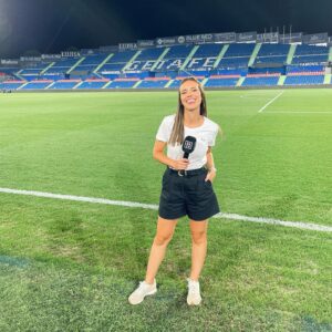 Sandra Díaz Arcas Instagram - Fotos que no subí de nuestro primer día 🤍 
(Era la vuelta al cole y estaba demasiado concentrada🤪)

Y mientras la mayoría de vosotros seguís en la playa, mañana nos vemos en la jornada 2: Almería-Real Madrid en @dazn_es 🙌🏽
.
.
.
#LaLigaenDazn #fútbol #ligaeasports #getafebarça #jornada1 #coliseum