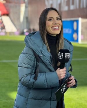 Sandra Díaz Arcas Instagram - De la mañanita de hoy en Vallecas ⚽️ con @dazn_es 😊