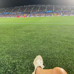 Sandra Díaz Arcas Instagram - Fotos que no subí de nuestro primer día 🤍 
(Era la vuelta al cole y estaba demasiado concentrada🤪)

Y mientras la mayoría de vosotros seguís en la playa, mañana nos vemos en la jornada 2: Almería-Real Madrid en @dazn_es 🙌🏽
.
.
.
#LaLigaenDazn #fútbol #ligaeasports #getafebarça #jornada1 #coliseum