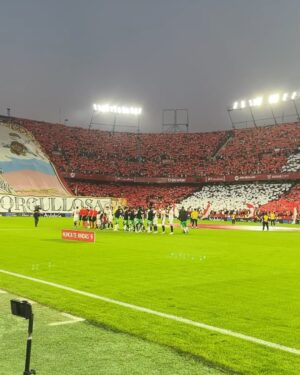 Sandra Díaz Arcas Instagram - Me lo podía llegar a imaginar, pero el derbi sevillano hay que vivirlo 🤩 @dazn_es 
.
.
.
#SevillaBetis #Derbisevillano #ElGranDerbi #laligaendazn #sanchezpizjuan #fútbol