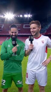 Sandra Díaz Arcas Instagram - “Nos ha metido un buen gol el mamón” 😂😂😂 El momentazo en DAZN con @iscoalarcon e @ivanrakitic tras jugar #ElGranDerbi #LaLigaEnDAZN ⚽