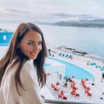 Sandra Nováková Instagram - Repost from @primaftv • Paní Bajerová. 💥 Sandra Novákovvá si v novém komediálním seriálu Lež na pláži zahrála sexy paní hoteliérovou. 🔥 Nenechte si ujít první díl už v pondělí 1. dubna na Primě. 📺🧡 Sledovat ho můžete už nyní na @primapluscz. 🤩 #prima #primaplus #leznaplazi #serial #komedie #zabava #sandranováková