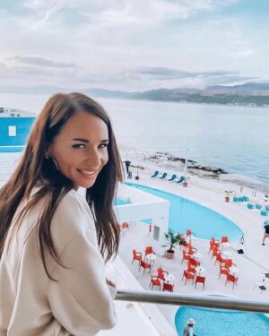 Sandra Nováková Instagram - Repost from @primaftv
•
Paní Bajerová. 💥 Sandra Novákovvá si v novém komediálním seriálu Lež na pláži zahrála sexy paní hoteliérovou. 🔥

Nenechte si ujít první díl už v pondělí 1. dubna na Primě. 📺🧡 

Sledovat ho můžete už nyní na @primapluscz. 🤩

#prima #primaplus #leznaplazi #serial #komedie #zabava #sandranováková