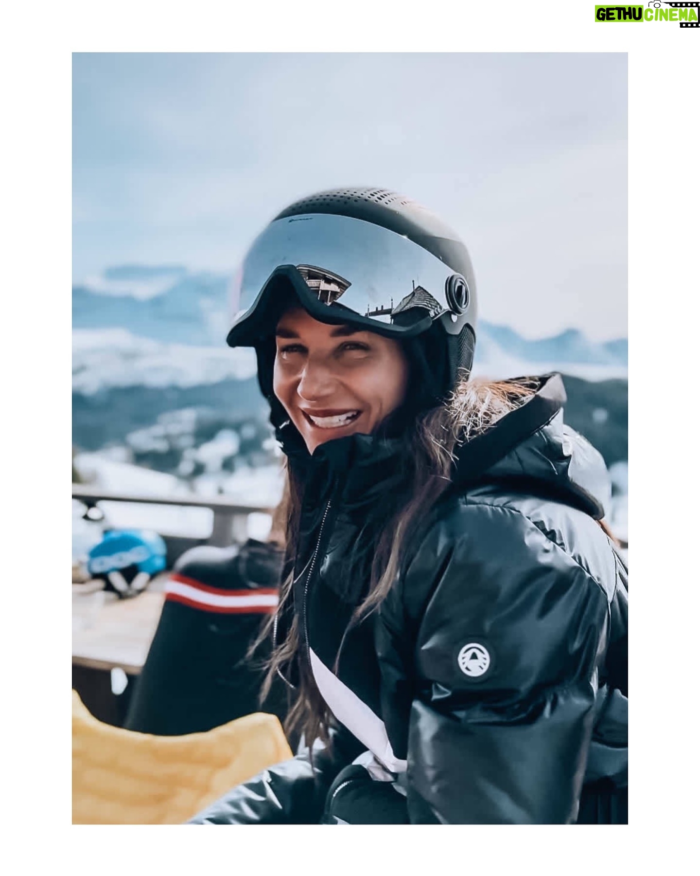 Sandra Nováková Instagram - Že se na starý kolena totálně zamiluju do hor a lyžování, to jsem vážně nečekala. #zivotumiprekvapit #inlovewithalps❤️ #dolomites #italy #thankful #happines