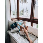 Sandra Nováková Instagram - Co jinýho taky číst v Africe, že jo❤️ #reading #africa #mybabyboy