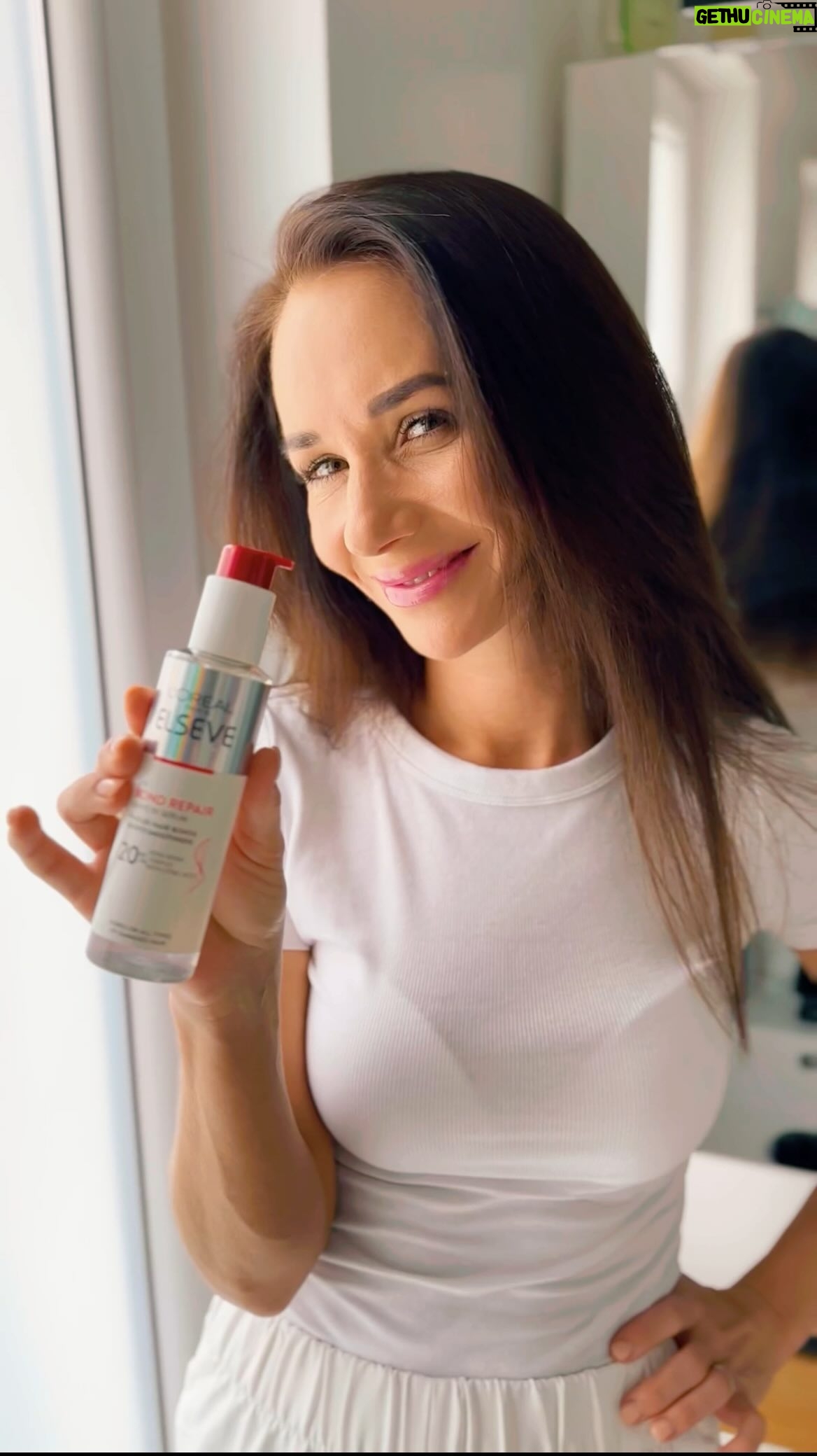Sandra Nováková Instagram - Tuhle první pomoc pro poškozené vlasy Elseve Bond Repair jedině od @lorealparis už jsem vám už představovala. Nyní je na trhu novinka, bezoplachové sérum pro hloubkovou obnovu poškozených vlasů -jako čtvrtý krok této rutiny. Můžete ho vetřít do suchých i mokrých vlasů. A jak sami vidíte, vlasy mám po něm silnější, lesklejší a snadněji se upravují. Prostě vypadají mnohem líp a k tomu ještě nádherně voní. #LorealBondRepair #elseve #bondrepair #lorealparis #ElseveBondRepair #spoluprace