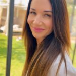 Sandra Nováková Instagram - Chcete si vytvořit foukanou jako od kadeřníka v domácím prostředí nebo kdekoliv poblíž zásuvky? A za pouhých pár minut? Tak to je možné díky novince od @dyson_cz . Žehlička Airstrait umí vyrovnat vlasy jak za mokra tak i za sucha a to pouhým vzduchem. Takže vlasy dokonale vyžehlí, ale zároveň zachová jejich přirozený objem. A to není všechno. Vlasy suší bez extrémních teplot. K vysoušení a narovnávání je totiž využíván pouze silný proud vzduchu, který vytváří přirozeně rovný účes bez krepatění a polétávání vlasů. Od té doby co mám tuhle novinku už prakticky nepoužívám nic jiného. DĚKUJU - MILUJU - DYSON @dyson_cz @dysonbeauty #dyson #dysonairstrait #dysonbeauty #dysoncz #loveit #lovedyson #airstrait #spoluprace