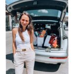 Sandra Nováková Instagram - Tak jsem zas provětrala šatník a Mikuláš svoje hračky odvezla věci už tradičně do @satnikpraha . Je skvělé, že tenhle projekt funguje! Protože život je fakt nevyzpytatelný a v situaci, kdy je člověk závislý na hmotných darech od ostatních, se může ocitnout každý z nás. #bigrespect @norafridrichova #dobryskutek #darujtetaky #satnik #druhyzivotvecem #pomahatjeradost