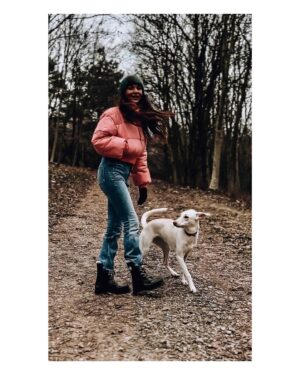 Sandra Nováková Instagram - Ještě, že ty psy máme, protože jinak by nás ven nikdo nevytáhnul😂🙈 

#sunday #winter #lifewithdogs