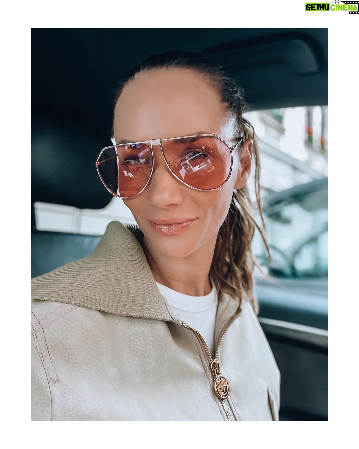 Sandra Nováková Instagram - Milovníci Barování, musím bohužel oznámit, že dnešní koncert v @malostranskabesedaklub je z důvodu nemoci zrušený. Vstupenky můžete vrátit v místě nákupu. Budeme se na vás těšit v plné síle zase od září❤️ 6.9.2024 ⬅️
