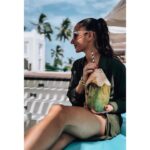 Sandra Nováková Instagram - Po ovoci a kokosový vodě se mi bude teda vážně stýskat! To u nás prostě nikdy nechutná tak jako tady…čerstvě utržený ze stromu☀️🌴 #zanzibar #zanzibarlife #zanzibarfruits #coconut #freschcoconut #coconutwater #love