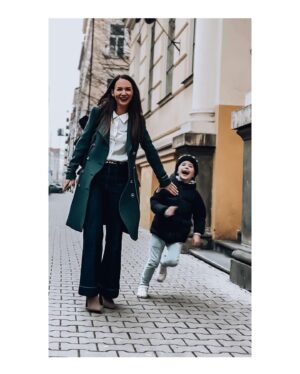 Sandra Nováková Instagram - “Maminkooo můj mozek je rozdělen do několika částí: totální blázen, roztomilý andílek, démon, Einstein, zoolog, botanik, akvarista, formikarista a miminko. Jo a ještě jedna část! Trochu i dospělý.”
#mavtomjasno #vikdoje