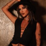 Sandri Oliveira Instagram - Olhos de cigana, oblíqua e dissimulada 👁️ @soundsofquartzo Segundo e penúltimo dia de festival! Outfit: @thesarahbenchimol Make: @lucasleonardobeauty Hairstyle: @eerikabraids Acessórios: @bavisemijoias Fotos: @gabrielcavalcante #soundsofquartzo #festival