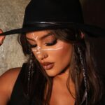 Sandri Oliveira Instagram - Olhos de cigana, oblíqua e dissimulada 👁️ @soundsofquartzo Segundo e penúltimo dia de festival! Outfit: @thesarahbenchimol Make: @lucasleonardobeauty Hairstyle: @eerikabraids Acessórios: @bavisemijoias Fotos: @gabrielcavalcante #soundsofquartzo #festival