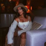 Sandri Oliveira Instagram - Brown hair, brown eyes, tanned skin ✨🔮💫 @soundsofquartzo Outfit: @luakan_ Cupom: Sandri10 #soundsofquartzo