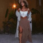 Sandri Oliveira Instagram - Brown hair, brown eyes, tanned skin ✨🔮💫 @soundsofquartzo Outfit: @luakan_ Cupom: Sandri10 #soundsofquartzo