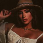 Sandri Oliveira Instagram - Brown hair, brown eyes, tanned skin ✨🔮💫 @soundsofquartzo Outfit: @luakan_ Cupom: Sandri10 #soundsofquartzo