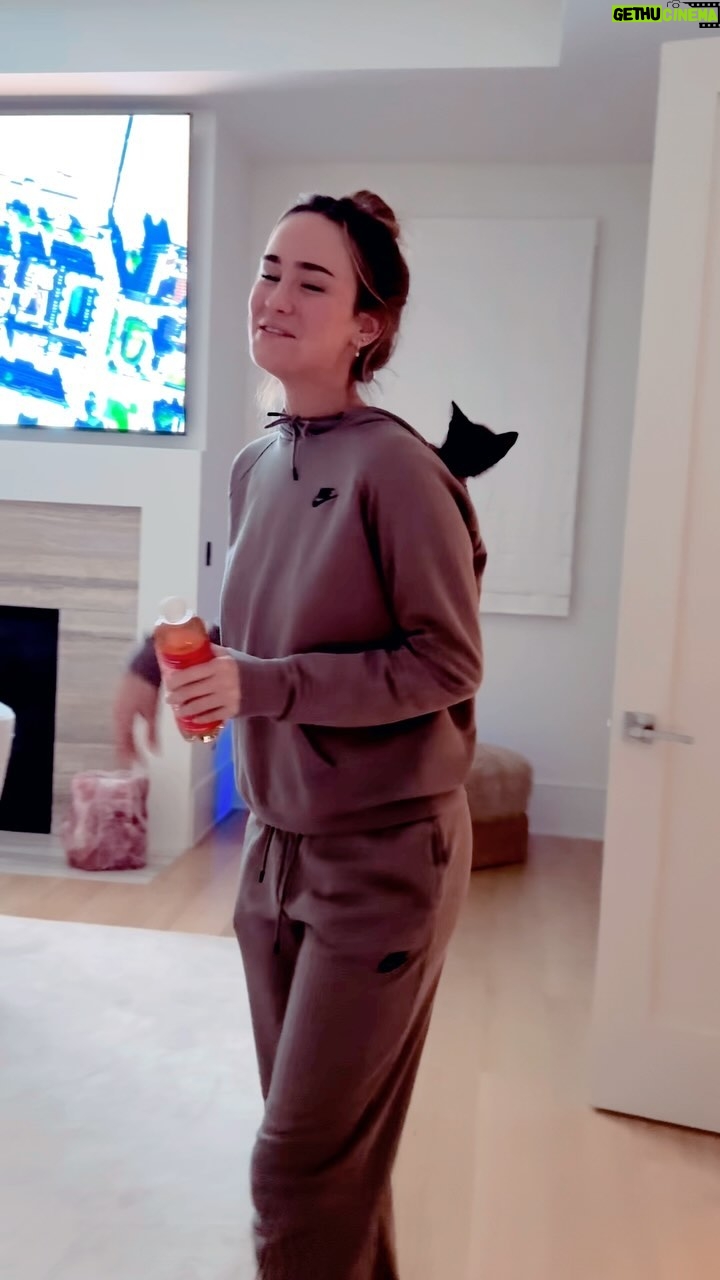 Sanela Diana Jenkins Instagram - Must have sleep accessory lol @drinkneuro and kitty