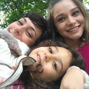 Sanem Çelik Instagram - Setten size bol öpücükler 💋 @1ltgozyasidizi @miraydaner @revnacolak.official @kanald #birlitregözyaşı
