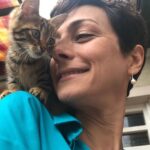 Sanem Çelik Instagram - Setimizin kedisi. Bu akşam diziyi beraber izleyeceğiz. 😻İsmini ne koysak? Var mı öneriniz? #birlitregözyaşı