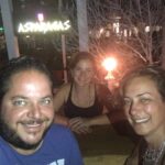 Sanem Çelik Instagram - "Göcek'e uğradım, kuzenin dükkanında eşi Aslı'nın mutfağından yediğim yemeklerin ve şahane servisin lezzetini unutmam mümkün olmicak 😋Canım Çakıl'ım ve Canım Aslı'm iyi ki varsınız, çoook teşekkür ederim🙏🏻🎈❤️