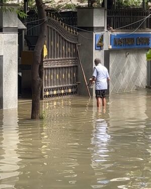 Sangeeta Krishnasamy Instagram - Chennai right now from where I am 😢, hope people are ok in the low areas. #cyclonemichaung