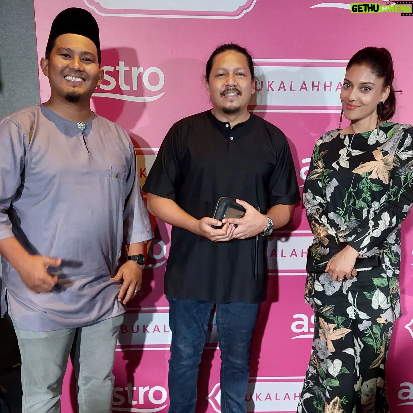 Sangeeta Krishnasamy Instagram - With hero-hero Malaya. Captain of the Msian Cricket Team @shafiqsharif & @pekin7words. Nantikan Adiwiraku 2 💚 @astroshaw