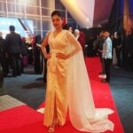 Sangeeta Krishnasamy Instagram - Festival Filem Malaysia ke 32 With the gorgeous Che Puan @sarimahibrahim Tatarias, Dandanan & Busana oleh @bahadurcouture @krishbahadur08 #ffm32 #sareedress #anugerahkhasjuri #juangthemovie #airforcethemovie