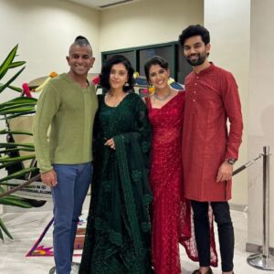 Sangeeta Krishnasamy Instagram - Thank you @warrenfdez & @pushpanarayan for the invite to @oakwoodkualalumpur's @discoverasrmalaysia Deepavali Buffet preview 💚 

Gorgeous green lengha by @warnamozhi @button.hook_official 

@reshmonu 
@subashiniasokandevi 
@balaganapathi_william