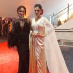 Sangeeta Krishnasamy Instagram – Festival Filem Malaysia ke 32

With the gorgeous Che Puan @sarimahibrahim 

Tatarias, Dandanan & Busana oleh @bahadurcouture @krishbahadur08 
#ffm32 #sareedress
#anugerahkhasjuri #juangthemovie #airforcethemovie