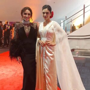 Sangeeta Krishnasamy Instagram - Festival Filem Malaysia ke 32

With the gorgeous Che Puan @sarimahibrahim 

Tatarias, Dandanan & Busana oleh @bahadurcouture @krishbahadur08 
#ffm32 #sareedress
#anugerahkhasjuri #juangthemovie #airforcethemovie