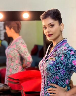 Sangeeta Krishnasamy Instagram - Time flies! Been a year since we shot this with Captain @tiarajacquelina 

Makeup & hairdo by @brriyanjohn for @malaysiaairlines
