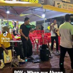 Sangeeta Krishnasamy Instagram - Im soooo curious nak tau how his pronunciation is spot on and he never missed a word!!! Also what a gifted singer and let’s appreciate the abgs on violin & percussion too!💕🤩 

(Updated*) Might have found em’ @pasyaaaaaaaaaaaaaa (read on world of buzz!!) betul ke? 🥰

Thank you @megalameyalagan for sharing this with us! 📷

#realmalaysians #realmalaysia #illayaraja