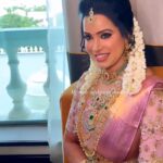Sangeetha V Instagram - 𝑵𝒐𝒕𝒉𝒊𝒏𝒈 𝑴𝒂𝒌𝒆𝒔 𝒂 𝑾𝒐𝒎𝒆𝒏 𝒍𝒐𝒐𝒌 𝒎𝒐𝒓𝒆 𝑩𝒆𝒂𝒖𝒕𝒊𝒇𝒖𝒍 𝒍𝒊𝒌𝒆 𝒂 𝑺𝒂𝒓𝒆𝒆 𝑫𝒐𝒆𝒔 🌸💖❤️🥻 . Featuring model @sangeetha.v.official Makeover @mystylemakeover_studio Hairstylist👩‍🎤 @mahi_hairdo Team💄 @divya_make_up_artistry Jewels💎 @chennai_jazz Designer @frontiers_fashion_lounge Capture 📸 @silvan__photography . #SangeethaKingsley #gettingmarried #Sangeetha #Mahihairdo #mystylemakeover #Bridalmakeup #Bridaljewellery #Actress #Chennaimakeupartist #chennaidiaries #chennaijazz #jewelsoftheday #frontiersfashionlounge #Celebrityhome_