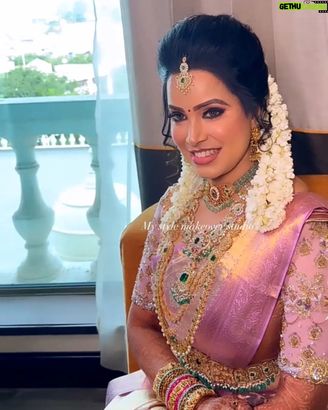 Sangeetha V Instagram - 𝑵𝒐𝒕𝒉𝒊𝒏𝒈 𝑴𝒂𝒌𝒆𝒔 𝒂 𝑾𝒐𝒎𝒆𝒏 𝒍𝒐𝒐𝒌 𝒎𝒐𝒓𝒆 𝑩𝒆𝒂𝒖𝒕𝒊𝒇𝒖𝒍 𝒍𝒊𝒌𝒆 𝒂 𝑺𝒂𝒓𝒆𝒆 𝑫𝒐𝒆𝒔 🌸💖❤️🥻 . Featuring model @sangeetha.v.official Makeover @mystylemakeover_studio Hairstylist👩🎤 @mahi_hairdo Team💄 @divya_make_up_artistry Jewels💎 @chennai_jazz Designer @frontiers_fashion_lounge Capture 📸 @silvan__photography . #SangeethaKingsley #gettingmarried #Sangeetha #Mahihairdo #mystylemakeover #Bridalmakeup #Bridaljewellery #Actress #Chennaimakeupartist #chennaidiaries #chennaijazz #jewelsoftheday #frontiersfashionlounge #Celebrityhome_
