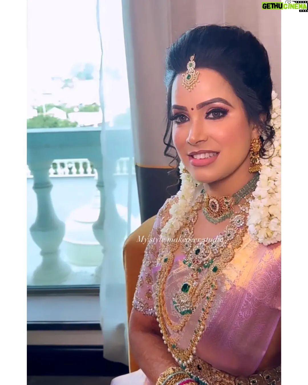 Sangeetha V Instagram - 𝑵𝒐𝒕𝒉𝒊𝒏𝒈 𝑴𝒂𝒌𝒆𝒔 𝒂 𝑾𝒐𝒎𝒆𝒏 𝒍𝒐𝒐𝒌 𝒎𝒐𝒓𝒆 𝑩𝒆𝒂𝒖𝒕𝒊𝒇𝒖𝒍 𝒍𝒊𝒌𝒆 𝒂 𝑺𝒂𝒓𝒆𝒆 𝑫𝒐𝒆𝒔 🌸💖❤️🥻 . Featuring model @sangeetha.v.official Makeover @mystylemakeover_studio Hairstylist👩🎤 @mahi_hairdo Team💄 @divya_make_up_artistry Jewels💎 @chennai_jazz Designer @frontiers_fashion_lounge Capture 📸 @silvan__photography . #SangeethaKingsley #gettingmarried #Sangeetha #Mahihairdo #mystylemakeover #Bridalmakeup #Bridaljewellery #Actress #Chennaimakeupartist #chennaidiaries #chennaijazz #jewelsoftheday #frontiersfashionlounge #Celebrityhome_