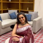 Sangeetha V Instagram - Rhythm it to old songs ❤️❤️❤️ Thank you @classicthreads2023 for the wonderful collection of sarees 🖤🖤🖤 #sangeethaoutfit #sangeetharedin