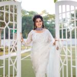 Sangeetha V Instagram - Wonderful grand rich elegant white Saree with long blouse from @frontiers_fashion_lounge and once again sparkling jewelry set from @fineshinejewels and curly designed hair groom by @jenifer_hair_stylist_official