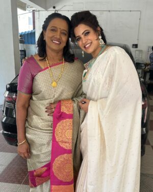 Sangeetha V Instagram - Happy Mother's day to my Amma and all Amma around the world 🌎❤️❤️

Thank you @maayol_sarees for the wonderful collections 💓💓

Jewel : @fineshinejewels
Mua: @miss_pretty_makeoverartist

#motherhood #mothersday #happymothersday