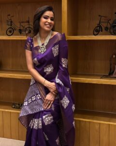 Sangeetha V Instagram - Chill and pose for a picture ✨✨✨ Thank you @classicthreads2023 and @mdilipachar for the wonderful sarees ❤️❤️. Guys check out @classicthreads2023 page for various collections of sarees for your wonderful occasions❤️❤️