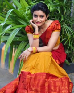 Sangeetha sai Instagram - Because its trending...nalla irukku la 😜😜😜 @arunstudioclickz @dorabridalstudio @shape_of_you__by_bk