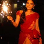 Sangeetha sai Instagram - அனைவருக்கும் இனிய தீபாவளி நல்வாழ்த்துக்கள். 🎆🎇🧨✨️ May every family have success, prosperity, and fortune during Diwali. On this holy night, I hope you all have an amazing time. Happy diwali 🥰🥰🥰🥰 @srisudhan22 @shape_of_you__by_bk @sowmisclassymakeovers