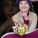 Sania Salari Instagram – ممنونم عزیزانم….
فن پیجای قشنگ من به مناسبت روز جهانی تئاتر این پست قشنگ و به من هدیه دادن …
خدا رو شکر می کنم که شماها انقدر با من مهربونین و از تک تک تون ممنونم…
روز جهانی تئاتر مبارک ……
باشد که صحنه همچون طناب بند بازان به افراد نالایق جرات راه رفتن بر روی خود را ندهد….
دوستان عزیز آنچه در عکس می بینید کلاه گیس می باشد و قسمتی از گریم بازیگر بر روی صحنه، ممنونم از تذکرتون……..
عکس ها مربوط به نمایش های رفتگان و آینه های روبه رو 
کارگردان:محمد رحمانیان