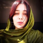 Sania Salari Instagram - چه دورانی که سخن از درختان گفتن کم و بیش جنایتی است چرا که اینگونه سخن پرداختن در برابر وحشتهای بی شمار خموشی گزیدن است! نیک آگاهیم که نفرت داشتن از فرومایگی حتا رخساره ی ما را زشت می کند نیک آگاهیم که خشم گرفتن بر بیدادگری حتا صدای ما را خشن می کند دریغا! ما که زمین را آماده ی مهربانی می خواستیم کرد خود مهربان شدن نتوانستیم! چون عصر فرزانگی فراز آید و آدمی آدمی را یاور شود از ما ای شمایان با گذشت یاد آرید... برتولت برشت
