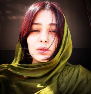 Sania Salari Instagram - چه دورانی
که سخن از درختان گفتن
کم و بیش جنایتی است
چرا که اینگونه سخن پرداختن
در برابر وحشتهای بی شمار
خموشی گزیدن است!
نیک آگاهیم که نفرت داشتن
از فرومایگی حتا
رخساره ی ما را زشت می کند
نیک آگاهیم
که خشم گرفتن بر بیدادگری حتا
صدای ما را خشن می کند
دریغا!
ما که زمین را آماده ی مهربانی می خواستیم کرد
خود
مهربان شدن نتوانستیم!
چون عصر فرزانگی فراز آید
و آدمی آدمی را یاور شود
از ما
ای شمایان
با گذشت یاد آرید...
برتولت برشت