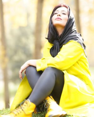 Sania Salari Instagram - ما فریاد می‌زدیم: چراغ! چراغ
و ایشان درنمی‌یافتند
سیاهی‌ چشمِشان
سپیدی‌ کدری بود اسفنج‌وار
شکافته
لایه‌بر لایه‌بر
شباهت بُرده از جسمیّتِ مغزشان
گناهی‌شان نبود
از جَنَمی دیگر بودند..
#احمد_شاملو 

از عکسهای پاییز برگ ریز هزار رنگ 
عکس
@asalmoj73
طراحی بارونی من
@sorayya.mokhtari.design