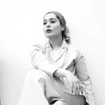 Sania Salari Instagram – با این همه از یاد مبر
که ما
ــ من و تو ــ
انسان را
رعایت کرده‌ایم
خود اگر
شاهکارِ خدا بود
یا نبود..
#احمد_شاملو