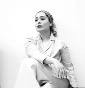 Sania Salari Instagram - با این همه از یاد مبر
که ما
ــ من و تو ــ
انسان را
رعایت کرده‌ایم
خود اگر
شاهکارِ خدا بود
یا نبود..
#احمد_شاملو