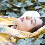 Sania Salari Instagram – من از سطح سیمانی قرن می‌ترسم.
بیا تا نترسم من از شهرهایی که خاک سیاشان چراگاه جرثقیل است.
مرا باز کن مثل یک در به روی هبوط گلابی در این عصر معراج پولاد.
مرا خواب کن زیر یک شاخه ی دور از شب اصطکاک فلزات.
اگر کاشف معدن صبح آمد، صدا کن مرا.
و من، در طلوع گل یاسی از پشت انگشت‌های تو، بیدار خواهم شد.
#سهراب_سپهری 
عکس 
@asalmoj73